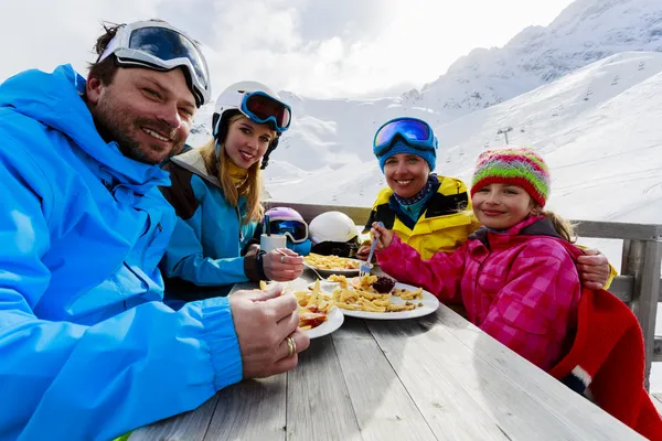 Kış, kayak - kayakçılar kış dağlarında öğle yemeğinin tadını çıkarıyorlar — Stok fotoğraf