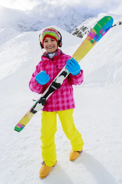 Ski, Winterspaß - schönes Skifahrermädchen genießt Skiurlaub — Stockfoto