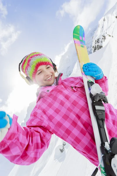 Esquí, diversión de invierno - chica esquiadora encantadora disfrutando de vacaciones de esquí —  Fotos de Stock