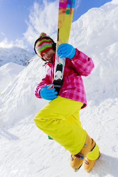Esquí, diversión de invierno - chica esquiadora encantadora disfrutando de vacaciones de esquí —  Fotos de Stock