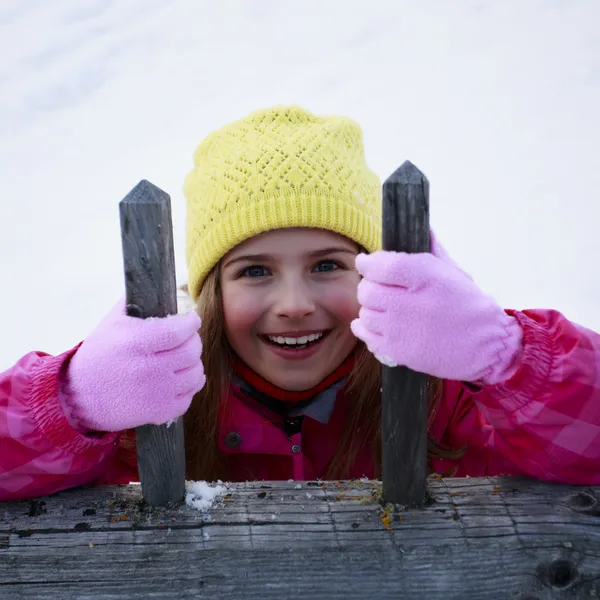 Winter, kind, sneeuw - jong meisje genieten van winter, winter spelen — Stockfoto