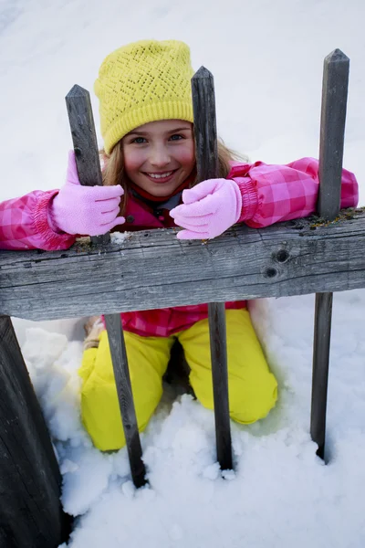 Winter, kind, sneeuw - jong meisje genieten van de winter — Stockfoto