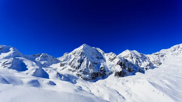 Montañas de invierno - pistas de esquí en los Alpes italianos —  Fotos de Stock