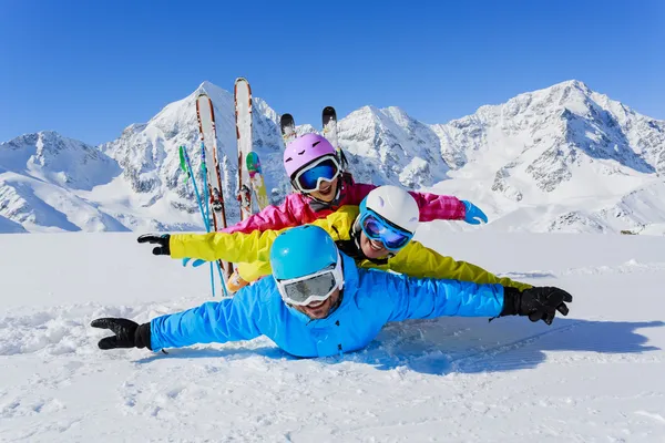 Esquí, invierno, nieve, esquiadores, sol y diversión — Foto de Stock