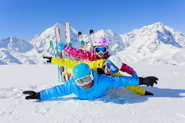 Sci, inverno, neve, sciatori, sole e divertimento — Foto Stock