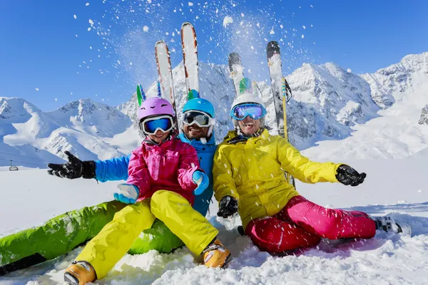 Лыжи, зима, снег, лыжники, солнце и веселье — стоковое фото