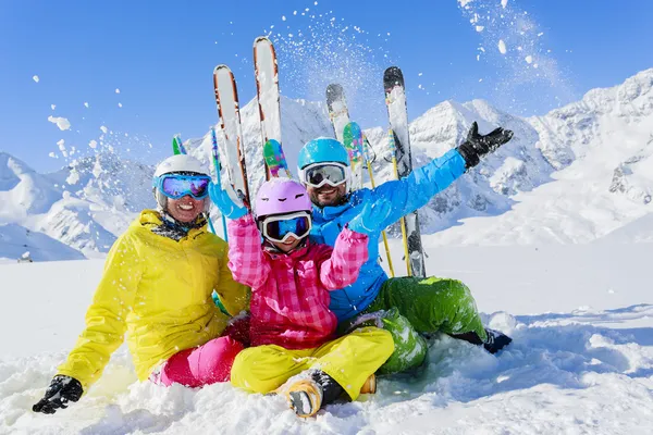 Skiën, winter, sneeuw, skiërs, zon en plezier — Stockfoto