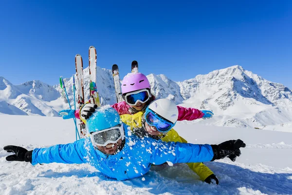 Катання на лижах, взимку, сніг, лижники, сонце і веселощі — стокове фото