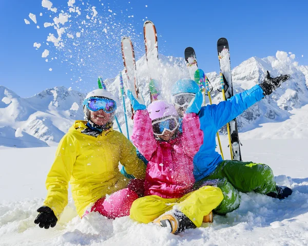 Sci, inverno, neve, sciatori, sole e divertimento — Foto Stock