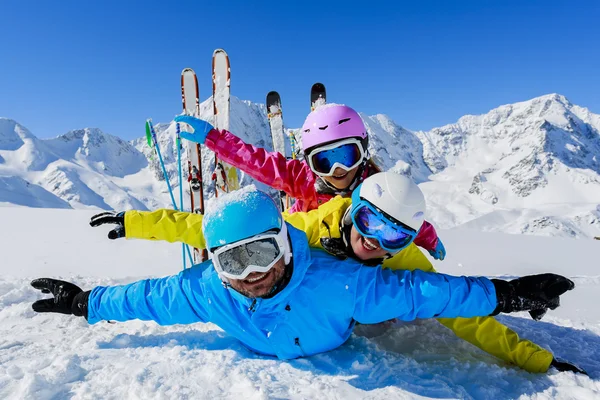 滑雪、 冬季、 雪、 滑雪运动员、 太阳和乐趣 — 图库照片