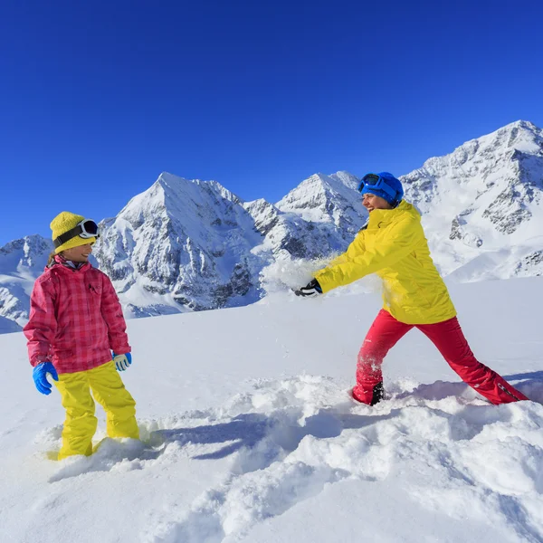 Skiën, winter, sneeuw, zon en plezier — Stockfoto