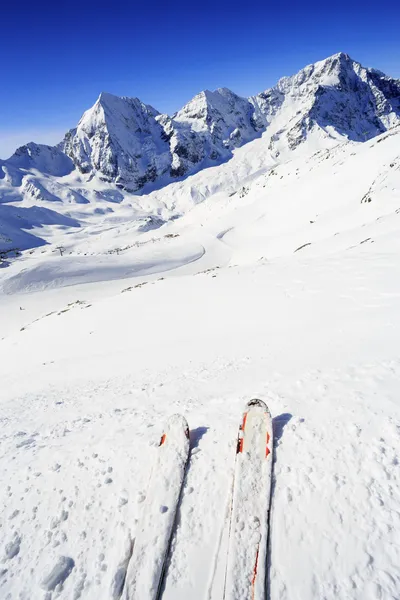 Winter bergen - skipistes in Italiaanse Alpen — Stockfoto