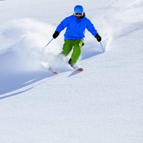 Lyže, lyžař, freeride čerstvým popraškem sněhu - muž, sjezdové lyžování — Stock fotografie