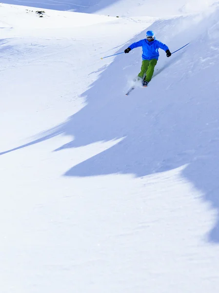 Esquí, esquiador, freeride en polvo fresco nieve - hombre esquiando cuesta abajo —  Fotos de Stock