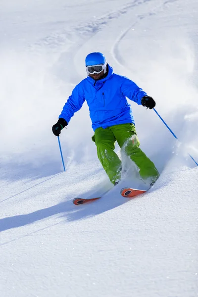 Esquí, esquiador, freeride en polvo fresco nieve - hombre esquiando cuesta abajo —  Fotos de Stock