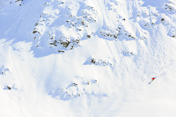 Катание на лыжах, лыжник, фрирайд в свежем порошковом снегу
