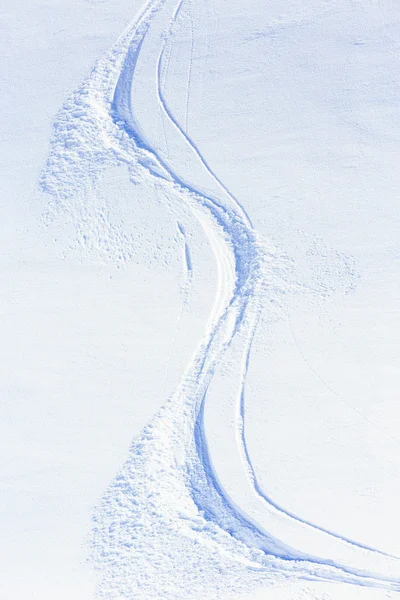 Esquí, nieve - pistas freeride sobre nieve en polvo —  Fotos de Stock