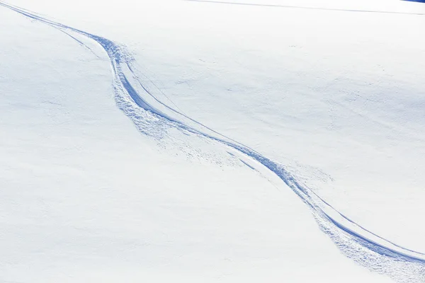 Esqui, neve - faixas freeride em neve em pó — Fotografia de Stock