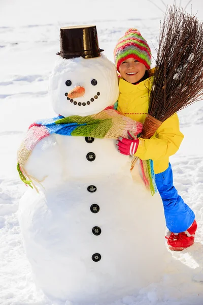 冬天乐趣 — — 可爱的女孩享受冬天的假期 — 图库照片