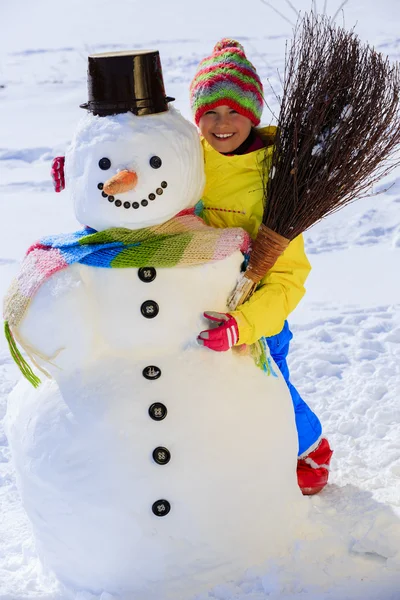 Divertimento invernale - bella ragazza che si gode le vacanze invernali — Foto Stock