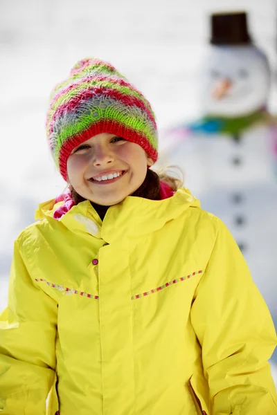 Diversión de invierno - chica encantadora disfrutando de vacaciones de invierno — Foto de Stock