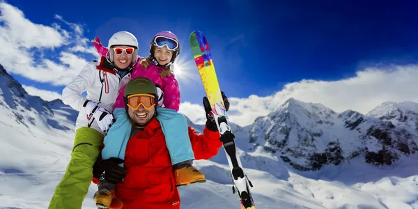 Ski, esquiador, neve e diversão - família desfrutando de férias de inverno — Fotografia de Stock