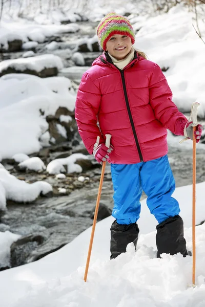 Zimowe wycieczki - młoda dziewczyna w zimowym lesie — Zdjęcie stockowe