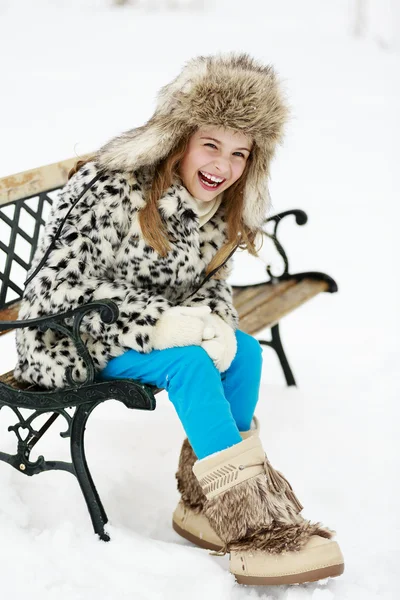 Invierno, nieve, chica de moda de invierno — Foto de Stock