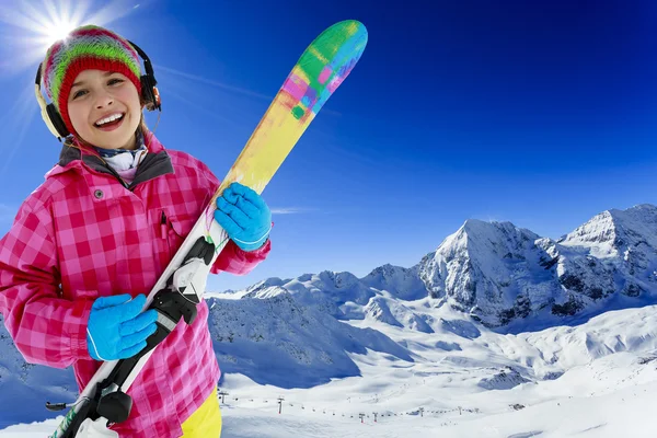 Ski, diversão de inverno - linda menina esquiador desfrutando férias de esqui — Fotografia de Stock