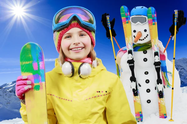 スキー、冬のスキー休暇を楽しんで素敵なスキーヤー少女 - 楽しさ — ストック写真