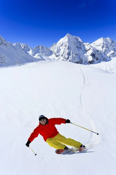 Ski, skidåkare, freeride i färska pudersnö - man skidåkning slalom — Stockfoto