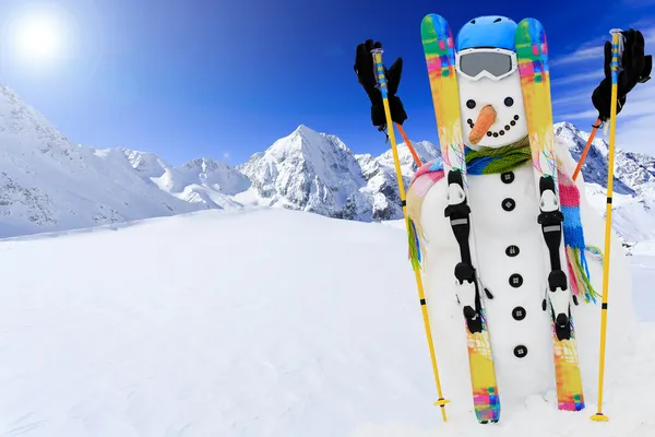 Inverno, neve, sol e diversão - boneco de neve feliz — Fotografia de Stock