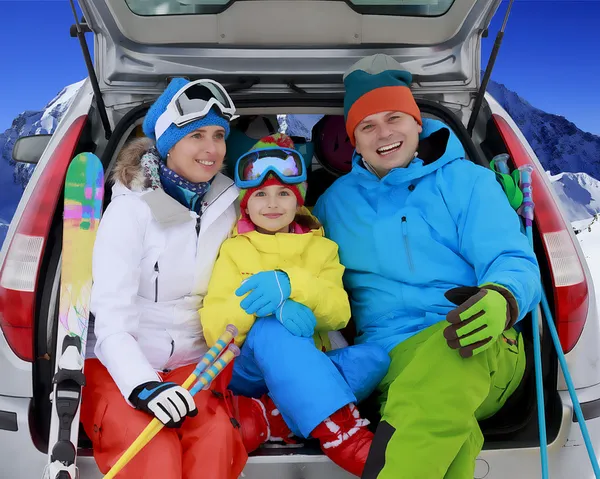 Vintern, ski, resa - familj med skidutrustning — Stockfoto