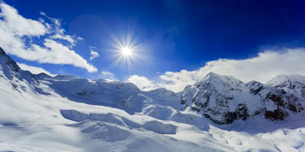 Montanhas de inverno - picos cobertos de neve dos Alpes italianos — Fotografia de Stock