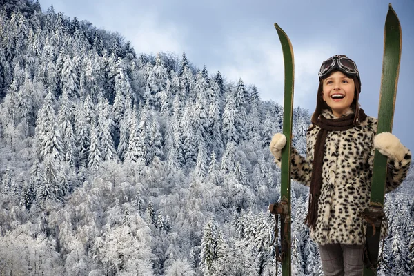 Kayak, kış tatil - retro kayak ekipmanları ile kız — Stok fotoğraf