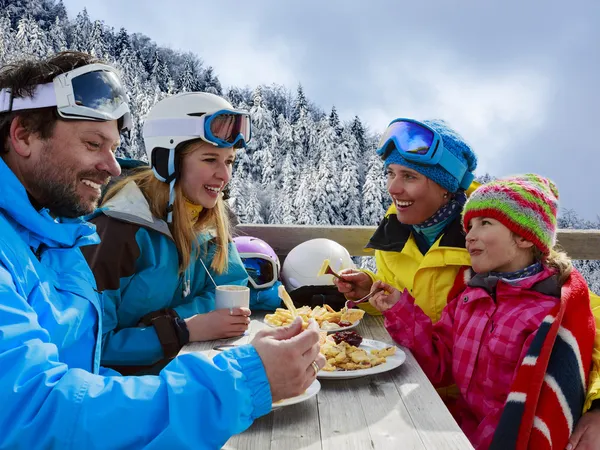 Inverno, sci - sciatori a pranzo in montagna — Foto Stock