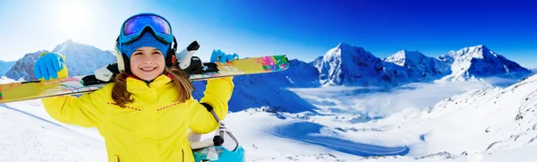 Ski, diversão de inverno - linda menina esquiador desfrutando férias de esqui — Fotografia de Stock