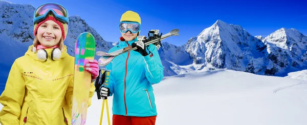 Лыжи, лыжники, снег и веселье - семья наслаждается зимним отдыхом — стоковое фото