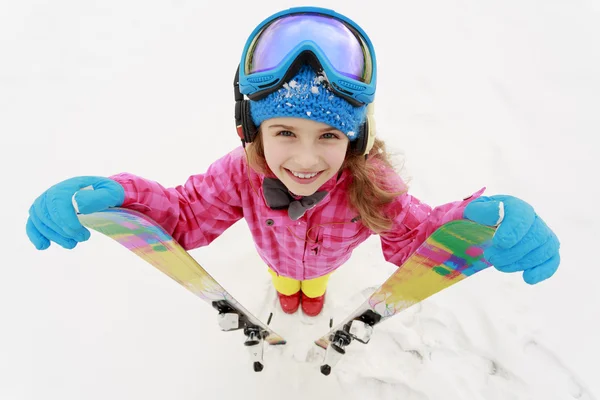 Лыжи, лыжники, зимние виды спорта - портрет счастливого молодого лыжника — стоковое фото
