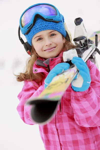 Kayak, kayakçı, kış sporları - mutlu genç kayakçı portresi — Stok fotoğraf