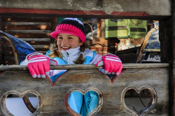 Vintern, barn, after ski - ung tjej njuter av vintersemester — Stockfoto