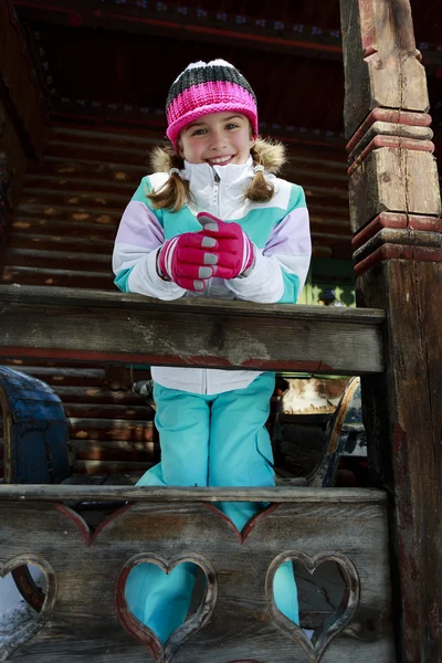 Vintern, barn, after ski - ung tjej njuter av vintersemester — Stockfoto