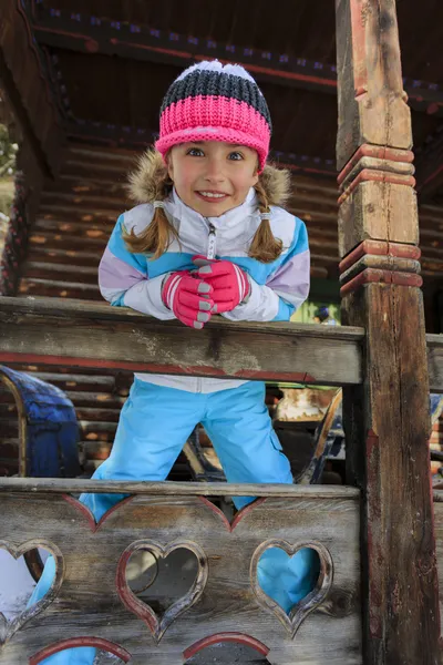 Vintern, barn, after ski - ung tjej njuter av vintersemester — Stockfoto