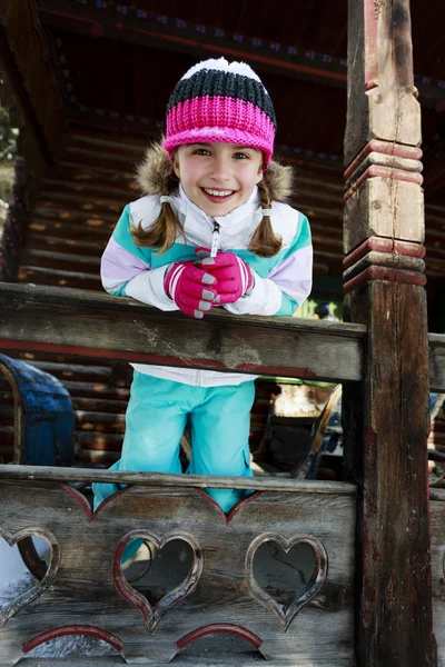 Winter, kind, apres ski - jong meisje genieten van wintervakantie — Stockfoto