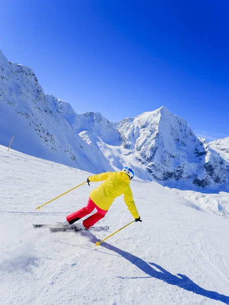 Esquí, esquiador, deporte de invierno - mujer esquiando cuesta abajo —  Fotos de Stock