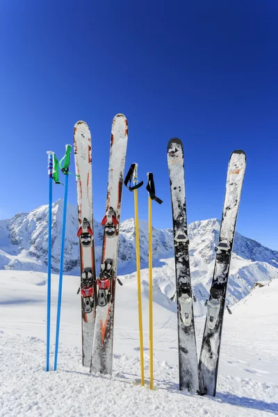 Lyžování, zimní sezóna, hory a lyžařské vybavení na sjezdovce — Stock fotografie