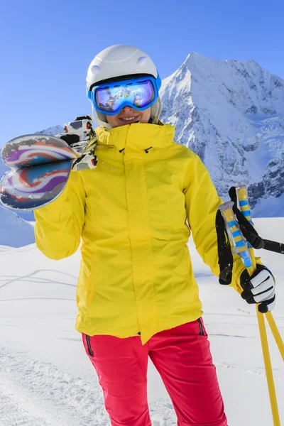 Ski, Skifahrer, Sonne und Winterspaß - Frau genießt Skiurlaub — Stockfoto