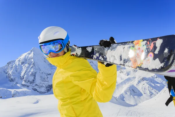 Esquí, esquiador, sol y diversión invernal - mujer disfrutando de vacaciones de esquí —  Fotos de Stock
