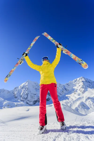 Sci, sciatore, sole e divertimento invernale: una donna in vacanza sugli sci — Foto Stock