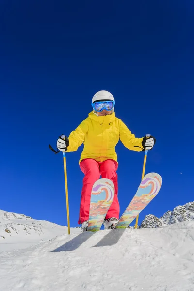 Esquí, esquiador, sol y diversión invernal - mujer disfrutando de vacaciones de esquí — Foto de Stock